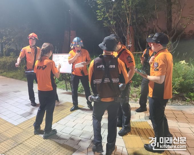 광명소방서 직원들이 일직동에서 90대 남성 위치추적을 실시하고 있다. <사진=광명소방서>