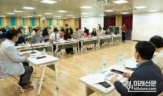 도성훈 인천시교육감이 한들초등학교에서 학교 관계자들과 소통하고 있다. <사진=인천시교육청>