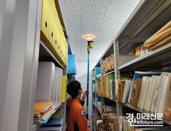 광명소방서 관계자가 열감지기를 점검하고 있다. <사진=광명소방서>