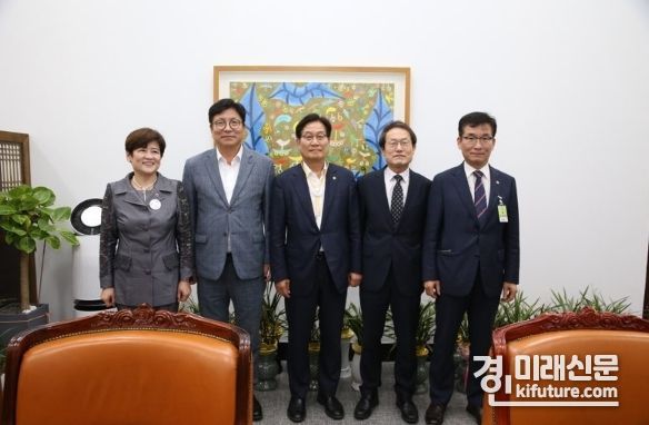 도성훈 인천광역시교육감이 국회를 방문해 아동학대처벌법 등 개정을 요청하고 관계자들과 기념촬영을 하고 있다. <사진=인천시교육청>