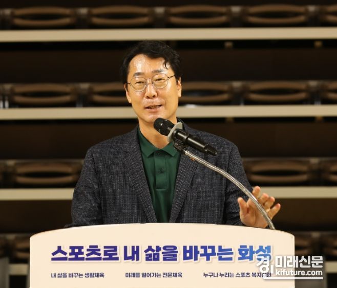 정명근 화성시장이 제16회 화성시장기 배드민턴대회에서 기념사를 하고 있다. <사진=화성시>