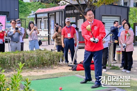 제1회 대통령기 전국노인파크골프대회에서 전진선 양평군수가 시타를 하고 있다. <사진=양평군>