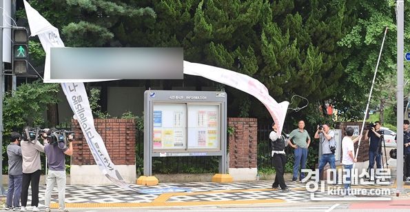 지난 12일 연수구 소금밭사거리에서 구 관계자들이 인천시 옥외광고물 조례를 위반한 현수막을 강제 철거하고 있다. <사진=인천시>