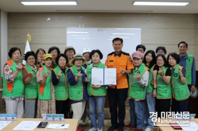 광명소방서는 지난 19일 '우리동네 화재안전지킴이' 위촉식을 개최하고 기념촬영을 하고 있다. <사진-광명소방서>