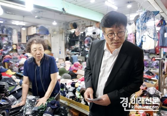 도성훈 인천광역시교육감이 추석을 맞아 전통시장에서 장을 보고 있다. <사진=인천시교육청>