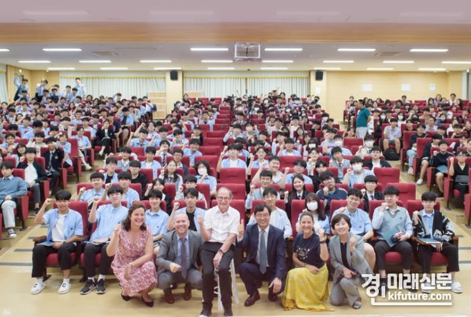 인천과학예술영재학교가 노벨화학상 수상자 초청 특강을 진행한 가운데 관계자들이 기념촬영을 하고 있다. <사진=인천시교육청>