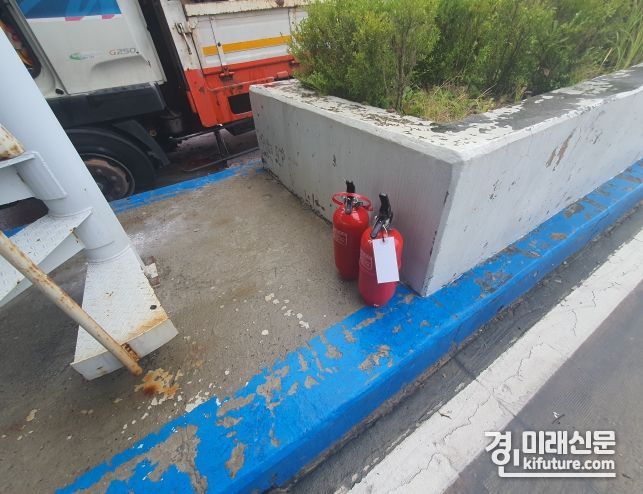광명시 가학동 남광명톨게이트에 화재예장을 위해 준비된 소화기 모습. <사진=광명소방서>