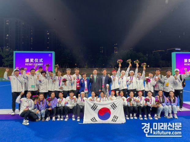 평택시청 하키팀 소속 선수들이 2022 항저우 아시안게임 은메달을 획득하고 기념촬영을 하고 있다. <사진=평택시>