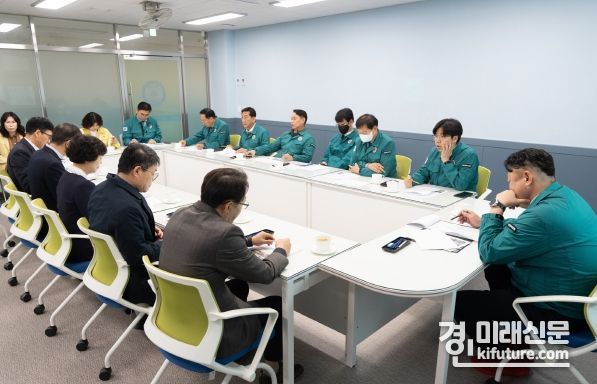 인천시의회 교육위가 행감 중지 후 강풍 피해학교 현장을 감사하고 있다. <사진=인천시의회>