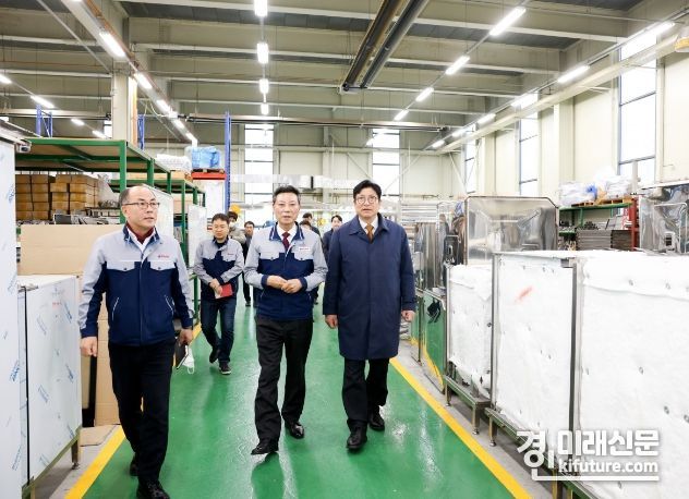 도성훈 인천시교육감(오른쪽)이 우수기업을 방문해 둘러보고 있다. <사진=인천시교육청>