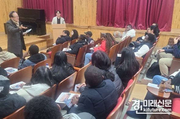 경기도교육청이 임대형 민자사업에 대해 설명을 하고 있다. <사진=경기도교육청>