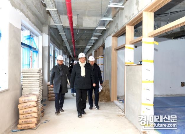 도성훈 인천시교육감이 부평고 그린스마트미래학교 공사현장을 점검하고 있따. <사진=인천시교육청>