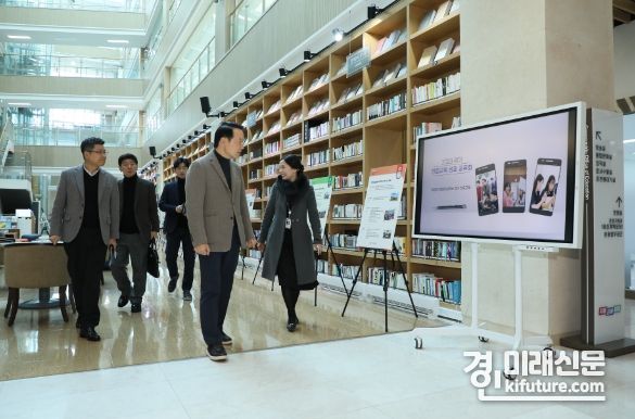임태희 교육감이 경기 진로교육 성과공유회를 둘러보고 있다. <사진=경기도교육청>