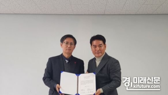 인천광역시교육청이 13일 (가칭)인천교육사랑주식회사와 그린스마트스쿨 선화여중 임대형민자사업(BTL) 실시협약을 체결하고 기념촬영을 하고 있다. <사진=인천시교육청>