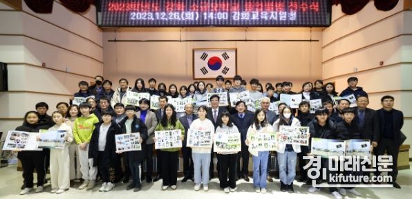 인천광역시교육청이 소규모학교에 졸업앨범을 전달하고 기념촬영을 하고 있다. <사진=인천시교육청>