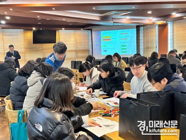 인천시교육청이 '손에 잡히는 분수' 초등 수학 교재·교구 관련 워크샵을 진행하고 있다. &lt;사진=인천시교육청&gt;