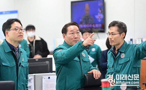 유정복 인천광역시장이 5일 시청 경보통제소에서 북한군이 서해 북방한계선(NLL) 인근 해상에 해안포 사격 실시에 따른 연평도 주민 대피상황을 점검하고 있다. <사진=인천시>