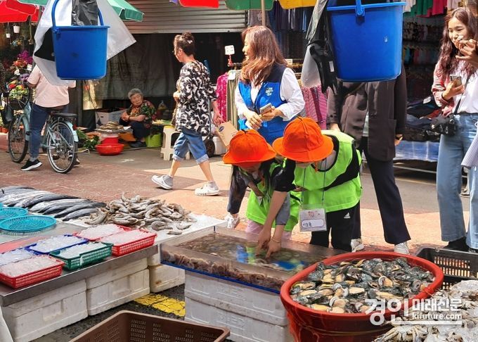 인천광역시교육청이 전통시장 체험 프로그램을 운영하고 있다. <사진=인천시교육청>