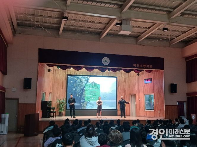 인천남부교육지원청이 '찾아가는 섬마을 음악회'를 개최하고 있다. <사진=인천시교육청>