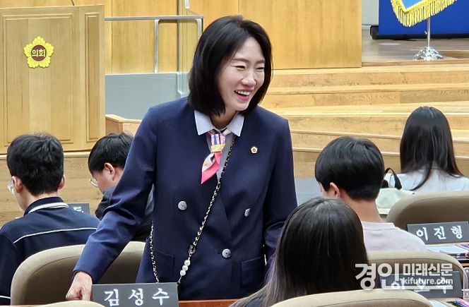 경기도의회 이혜원 의원이 청소년의회교실에서 학생들과 함께하고 있다. <사진=경기도의회>