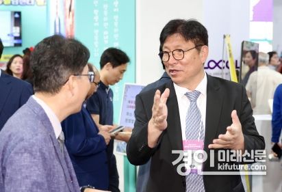 도성훈 인천광역시교육감(오른쪽)이 2024 대한민국 글로컬 미래교육박람회를 찾은 시민들과 얘기를 하고 있다. <사진=인천시교육청>
