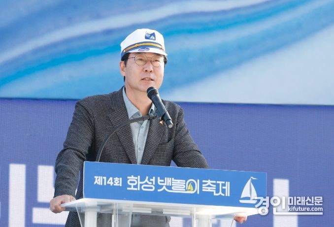 정명근 화성시장이 화성 뱃놀이 축제에서 인사말을 하고 있다. <사진=화성시>