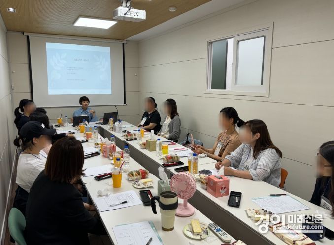 인천광역시교육청 위(Wee)센터가 '2024 ‘공감산책’ 학부모 정서 관리 프로그램'을 진행하고 있다. <사진=인천시교육청>