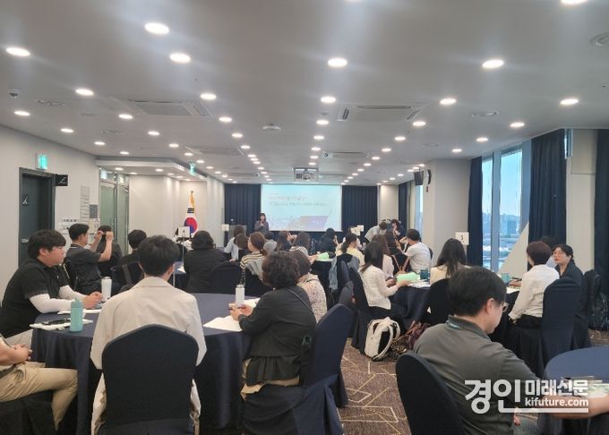 인천광역시교육청교육연수원이 유·초·중·고 행정실장 대상으로 리더십 연수를 진행하고 있다. <사진=인천시교육청>