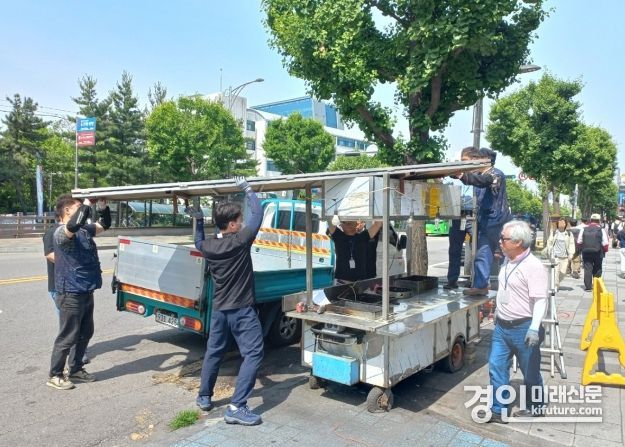 인천 미추홀구 관계자들이 인하대학교 후문 인근 보도 불법 노점을 대집행하고 있다. <사진=미추홀구>